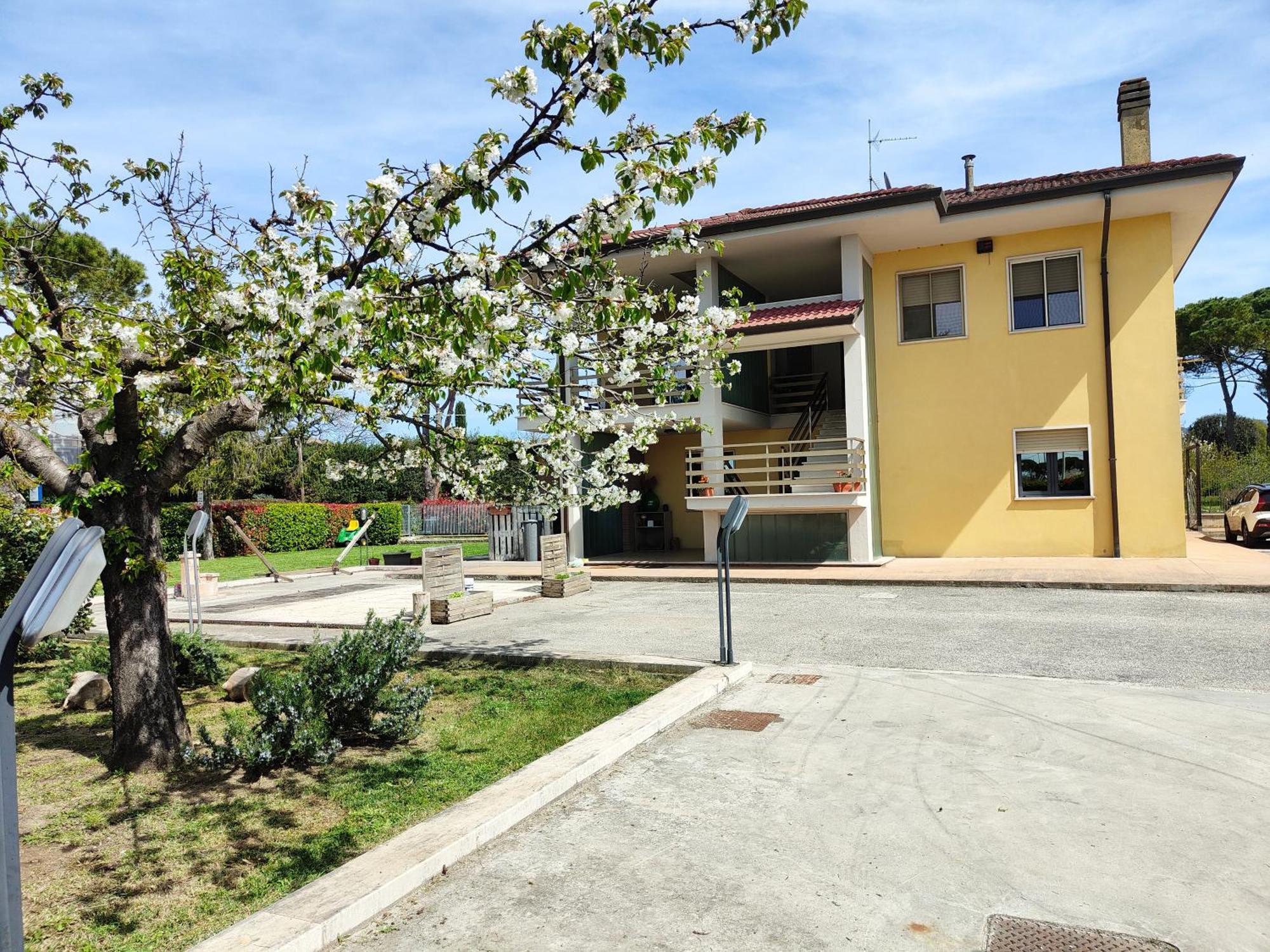 Bastia Home Appartamento Бастия Умбра Екстериор снимка